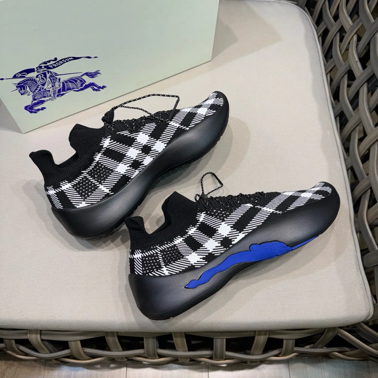 Men's shoes: 500💰BURBERRY/Burberry plaid knitted Neptune sneakers｜With breathable sock-style upper｜Embellished with knitted Burberry plaid｜Leather lining Incorporated into a plaid lace design｜Equipped with B-shaped shield buckle｜The sole is decorated with a large wrapped equestrian knight logo (EKD)｜Round toe #drawstring closure#The sole is decorated with the equestrian knight logo (EKD)｜At least 50% of the main materials of the boutique are from renewable sources Size: 39-44 (45 custom-made)